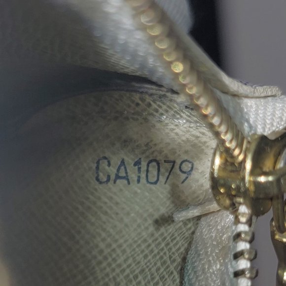 ❌❌SOLD ❌❌ Louis Vuitton Key Pouch Damier Azur - Picture 2 of 10